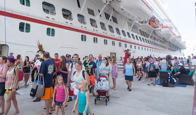 120 passengers on a cruise ship suffered diarrhea and vomiting