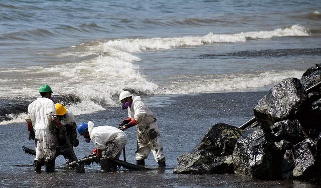 Oil spill in Trinidad and Tobago points out barge tugged to Guyana