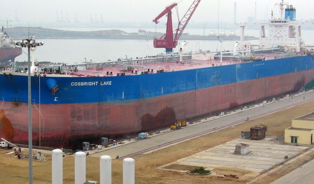 Trafigura orders environmentally friendly VLCCs from Chinese shipyard