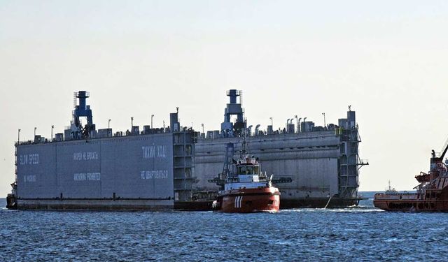 Floating Dock for Russian Nuclear Icebreakers Built Heads to Murmansk