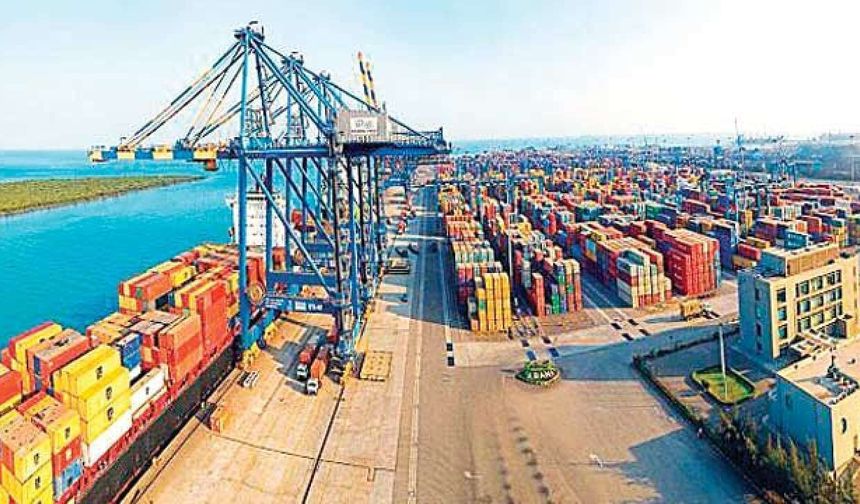 Indian Ports See Cargo Decline; JNPA and Deendayal Gain